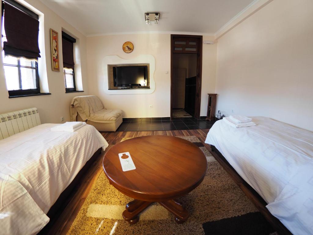Двухместный (Стандартный номер с 2 односпальными кроватями и диваном) гостевого дома DON-lux, Плевля