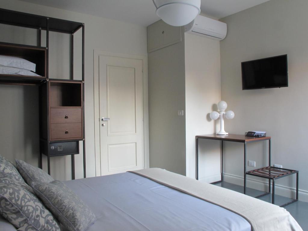 Двухместный (Двухместный номер Делюкс с 1 кроватью и дополнительной кроватью) отеля Avolio Tailored Rooms, Сиракузы