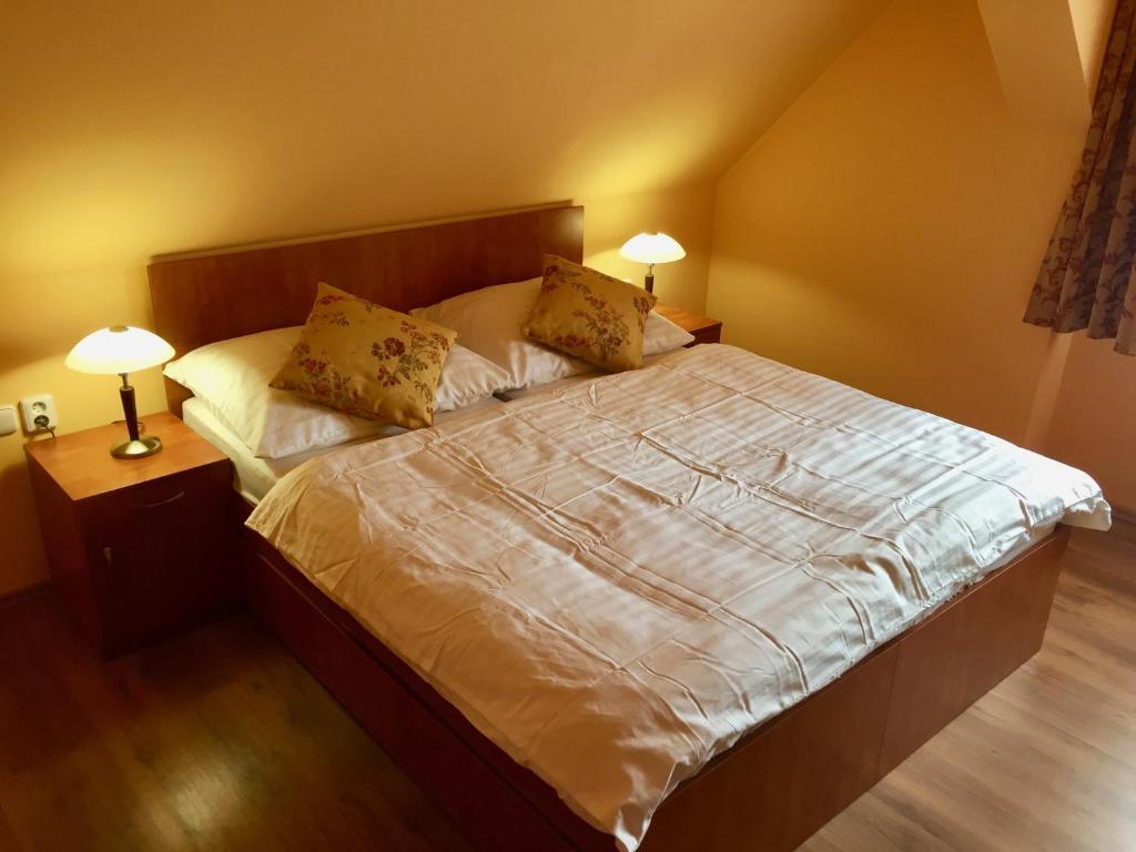 Двухместный (Двухместный номер с двуспальной кроватью и дополнительной кроватью) гостевого дома U Golema, Бланско