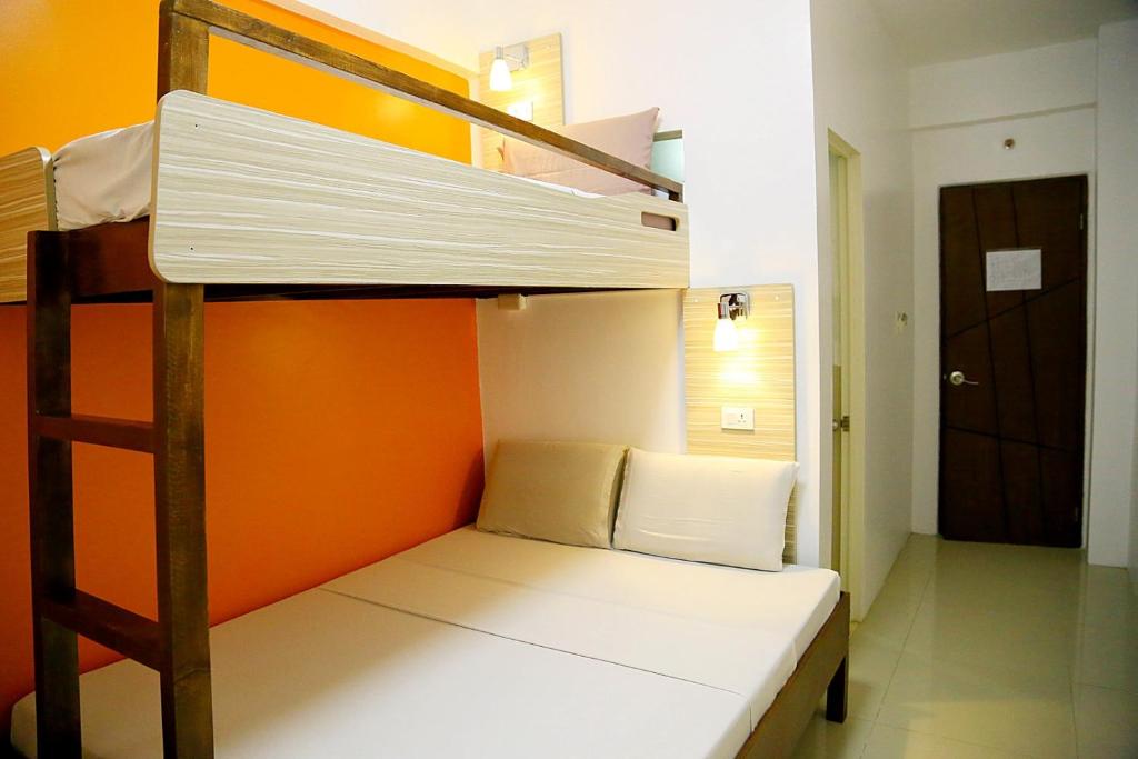 Трехместный (Deluxe Hive (Deck Type)) отеля Travelbee Business Inn, Себу