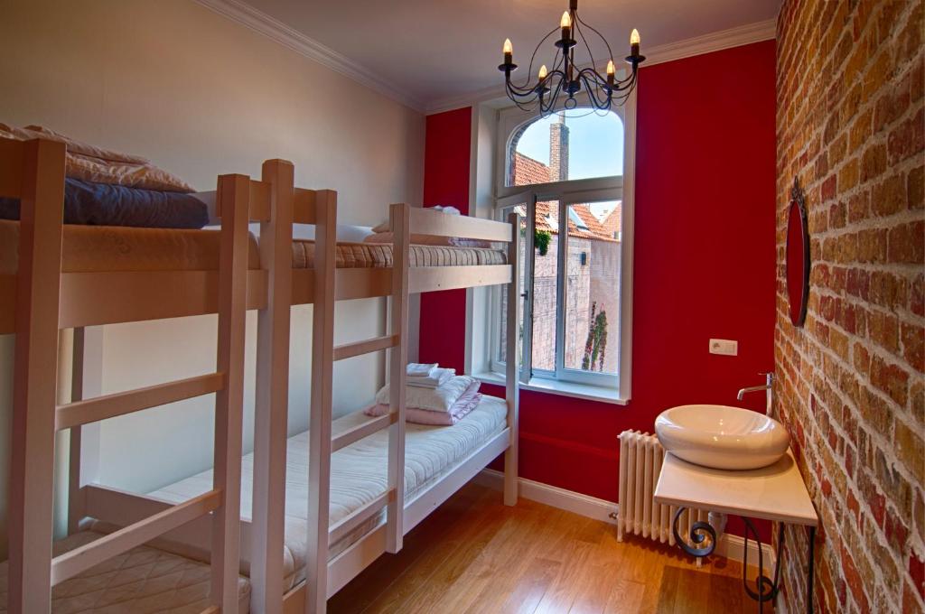 Номер (Кровать в общем 4-местном номере для мужчин и женщин) хостела Hostel Lybeer Bruges, Брюгге