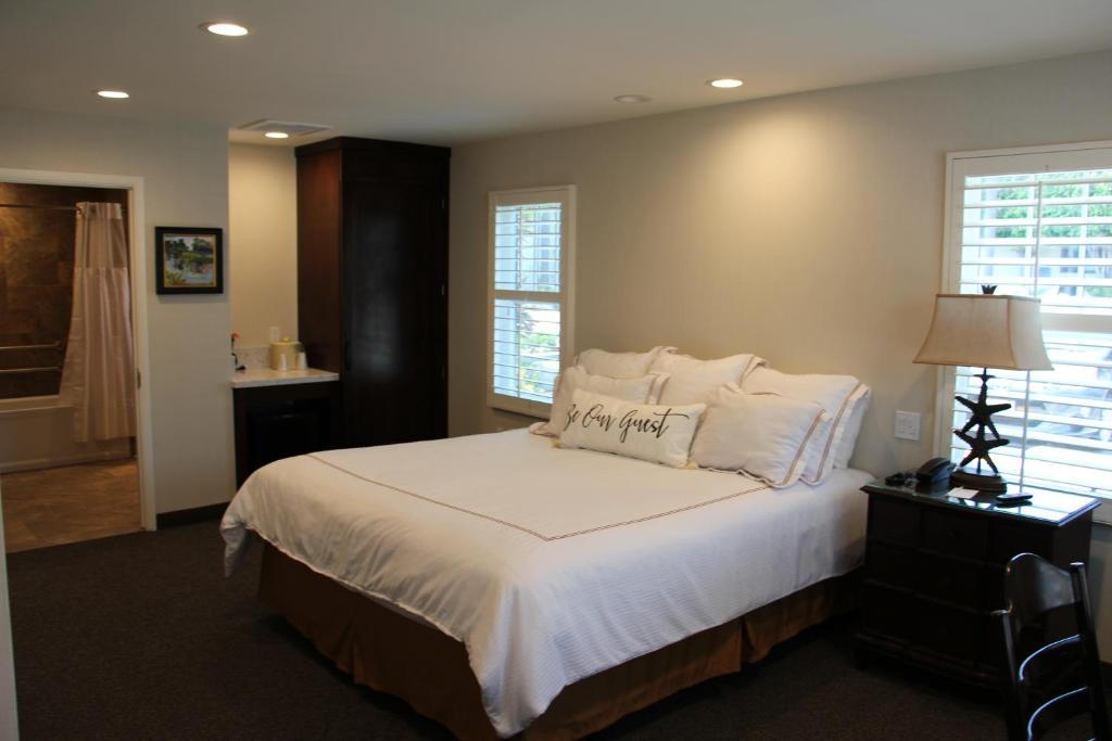 Двухместный (Представительский номер с кроватью размера «king-size» - Подходит для гостей с ограниченными физическими возможностями) отеля Franciscan Inn & Suites, Санта-Барбара