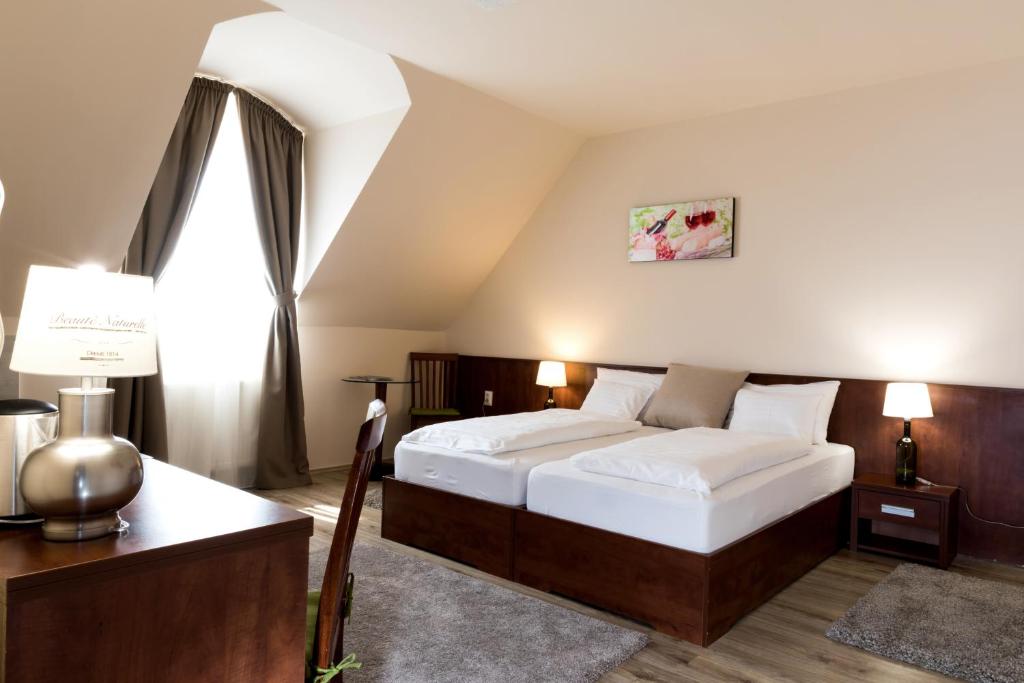 Двухместный (Стандартный номер с 2 односпальными кроватями и диваном) отеля Vitis Hotel Villány, Виллань