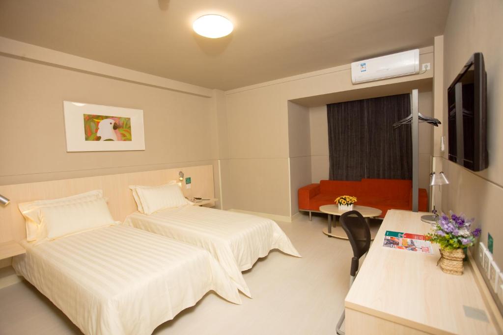 Двухместный (Двухместный номер А с 2 отдельными кроватями) отеля Jinjiang Inn Sanya Hexi Road Qingren Bridge, Санья