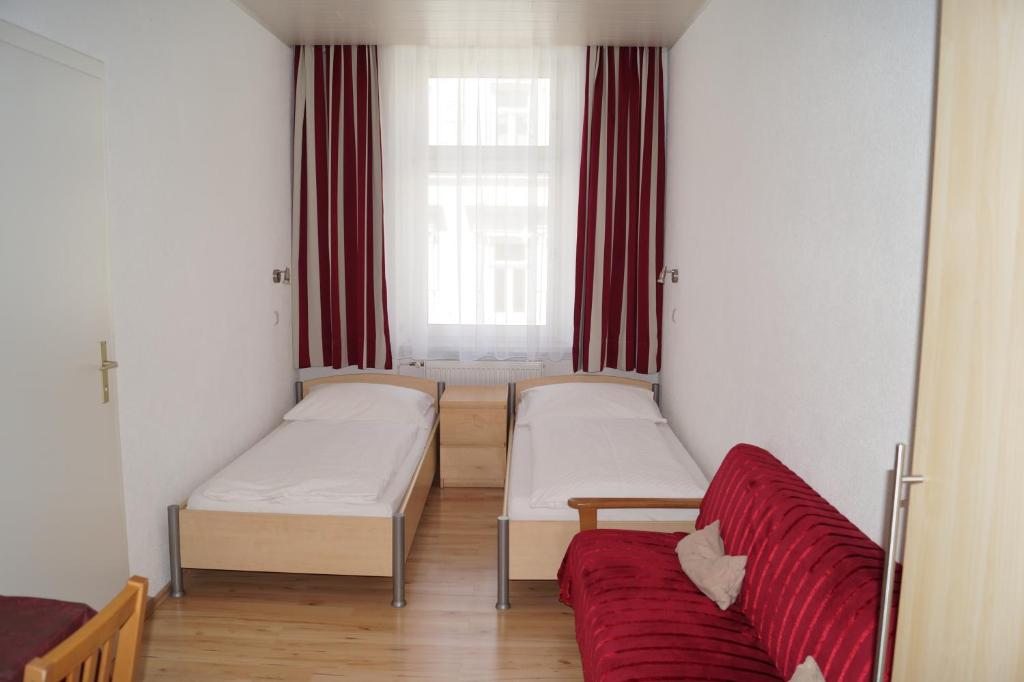 Двухместный (Двухместный номер с 2 отдельными кроватями и собственной ванной комнатой) отеля Hotel Garni Wilder Mann, Линц