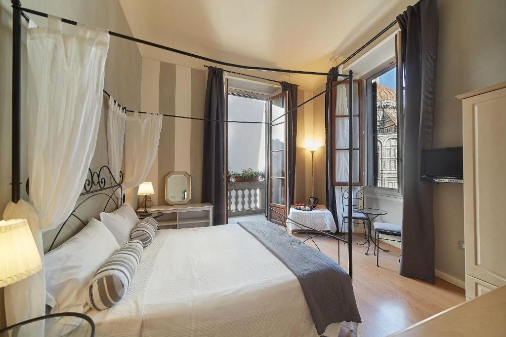 Двухместный (Двухместный номер Делюкс с 1 кроватью и балконом) отеля B&B Di Piazza Del Duomo, Флоренция