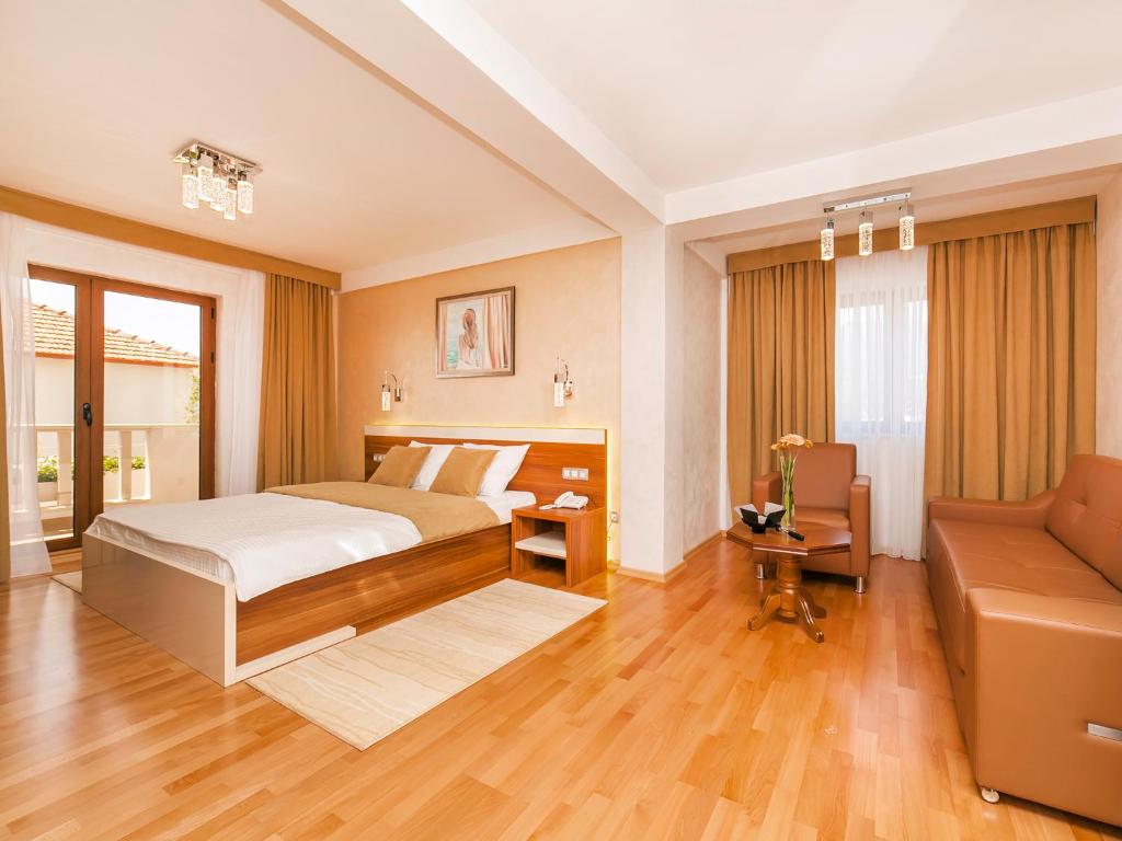 Двухместный (Двухместный номер с 1 кроватью и балконом) отеля Hotel Bela Roza, Биела