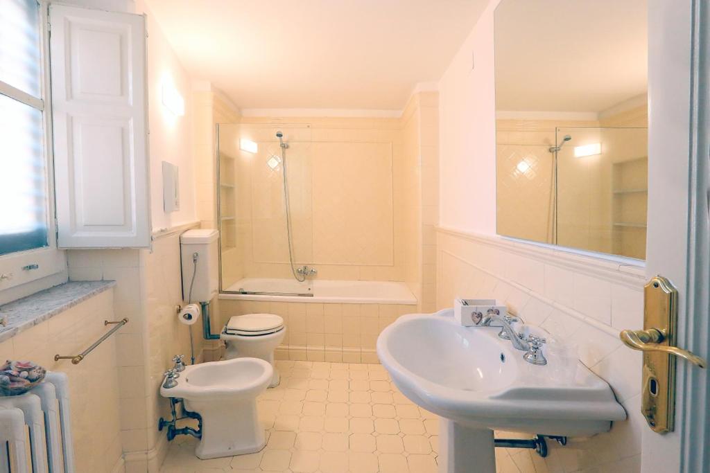 Двухместный (Двухместный номер с 1 кроватью и собственной ванной комнатой вне номера) отеля B&B Palazzo Napolitano, Палермо