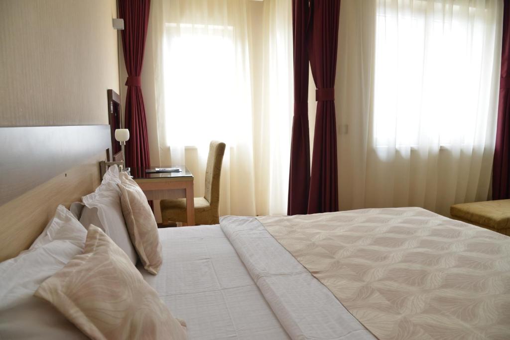 Двухместный (Специальное предложение — Двухместный номер Делюкс с 1 кроватью или 2 отдельными кроватями и пакетом оздоровительных процедур) отеля Hotel Tami Residence, Ниш