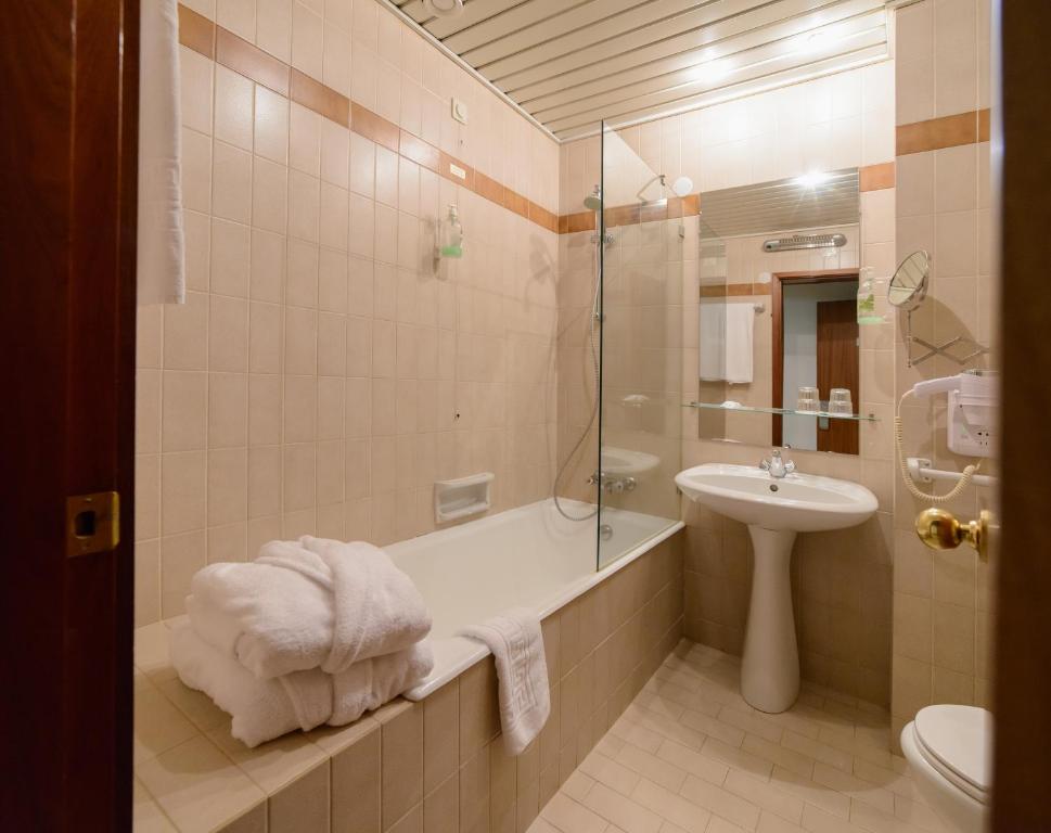 Двухместный (Двухместный номер с 2 отдельными кроватями) отеля Nova Cruz Hotel, Санта-Мария-да Фейра