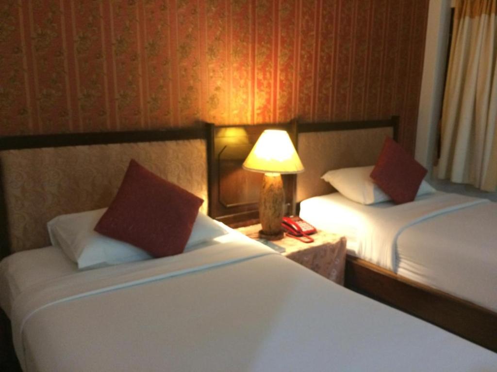 Двухместный (Улучшенный двухместный номер с 2 отдельными кроватями) отеля Changpuak, Чиангмай