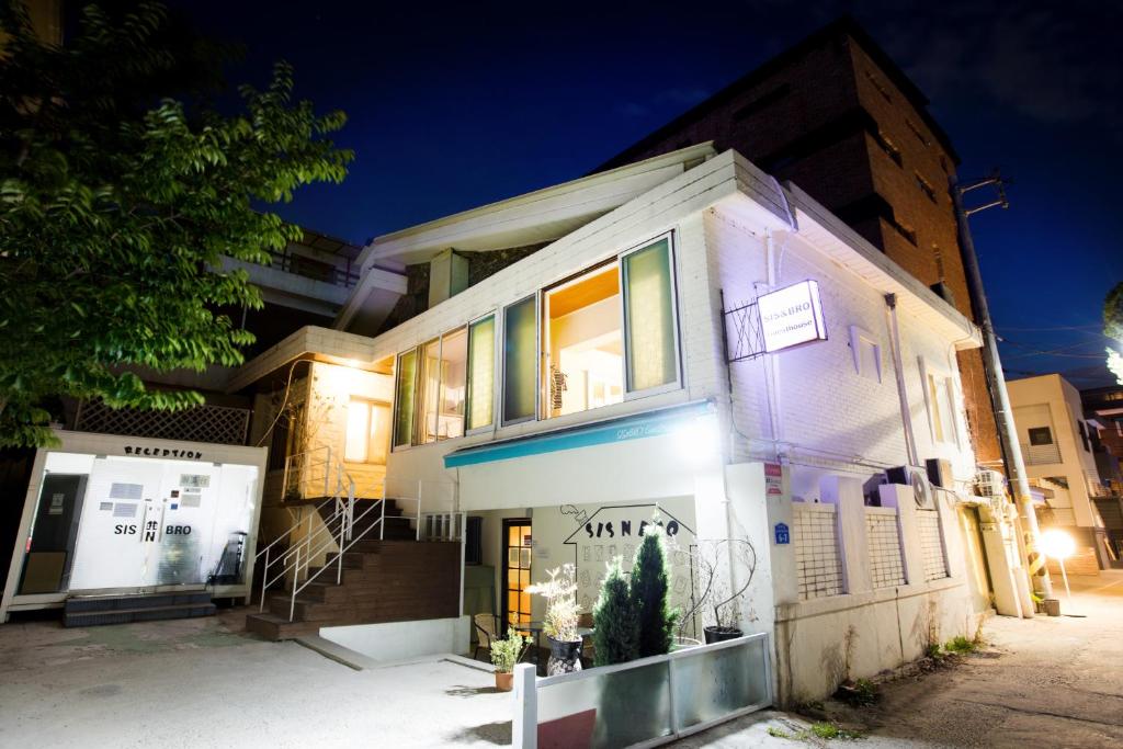 Гостевой дом SIS N BRO Guesthouse, Сеул
