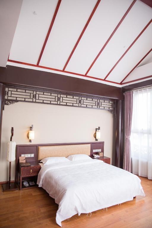 Двухместный (Chinese Mainland Citizen Only-Traditional Deluxe Double Room), Qian Men Inn