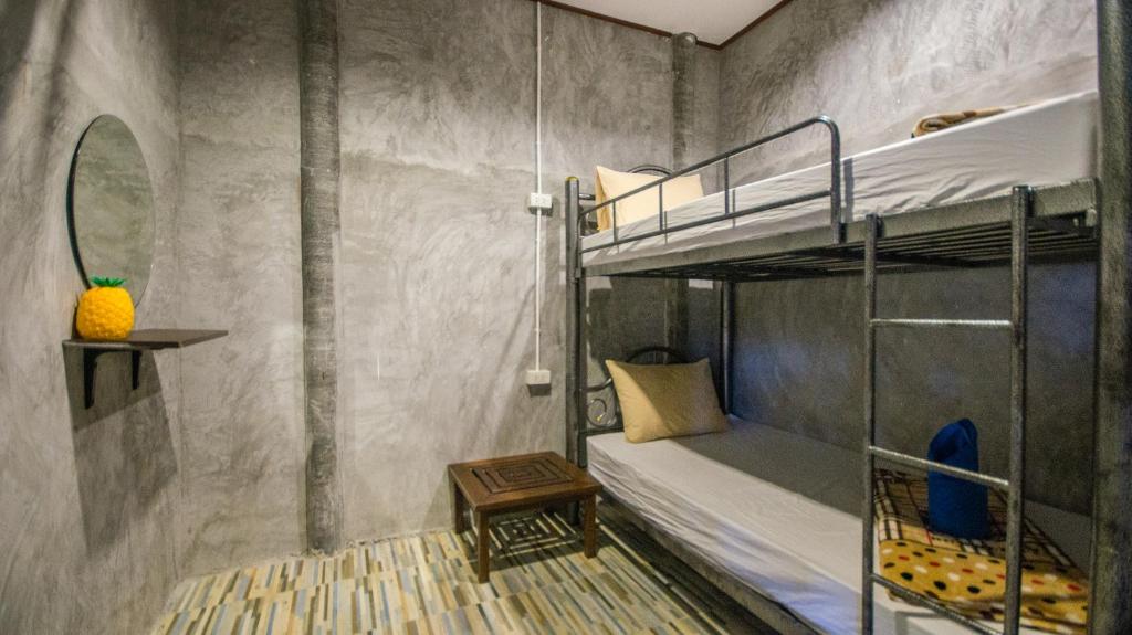 Двухместный (Стандартный двухместный номер с 1 кроватью и вентилятором - Общая ванная комната и туалет) курортного отеля Cosy Bungalows, Тонг Сала