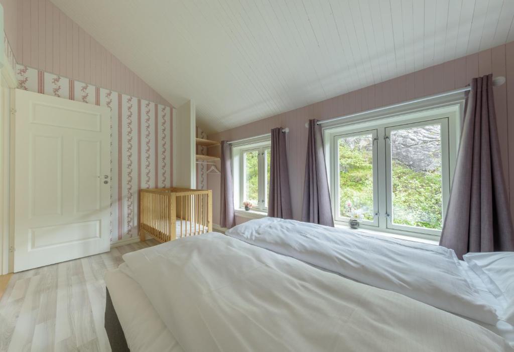 Апартаменты (Апартаменты с 3 спальнями) парк-отеля Kabelvåg Feriehus & Camping, Кабельвог