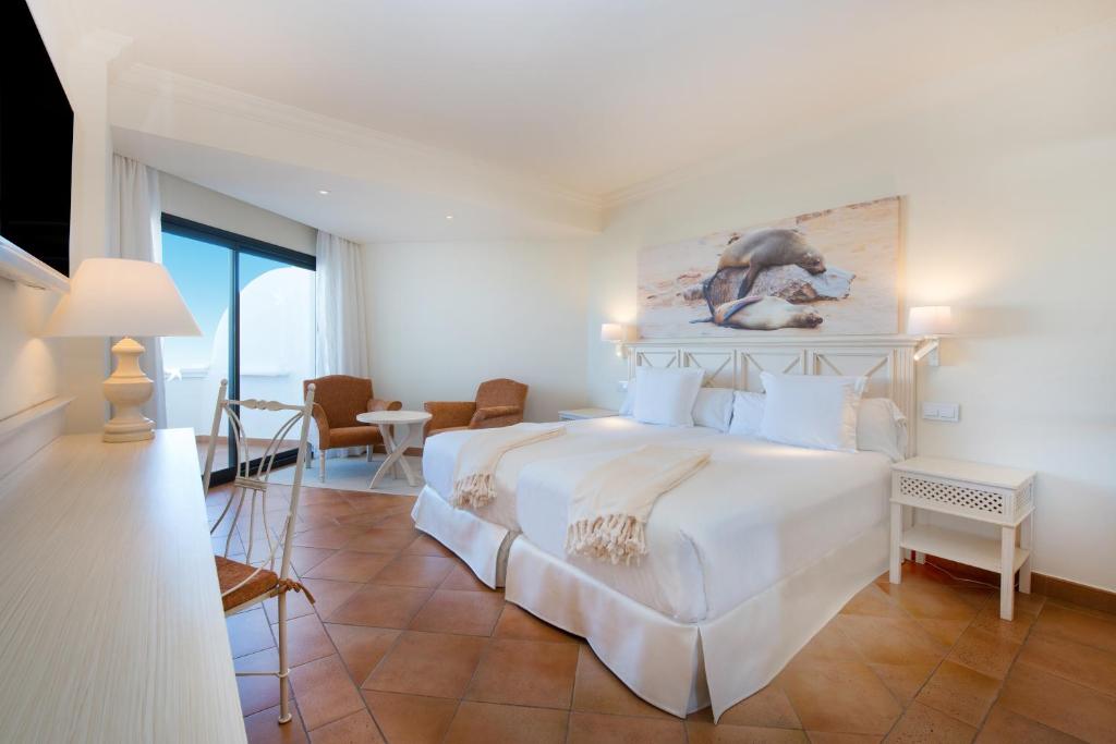 Трехместный (Двухместный номер с 2 отдельными кроватями (для 2 взрослых и 1 ребенка)) отеля Iberostar Andalucia Playa, Кадис