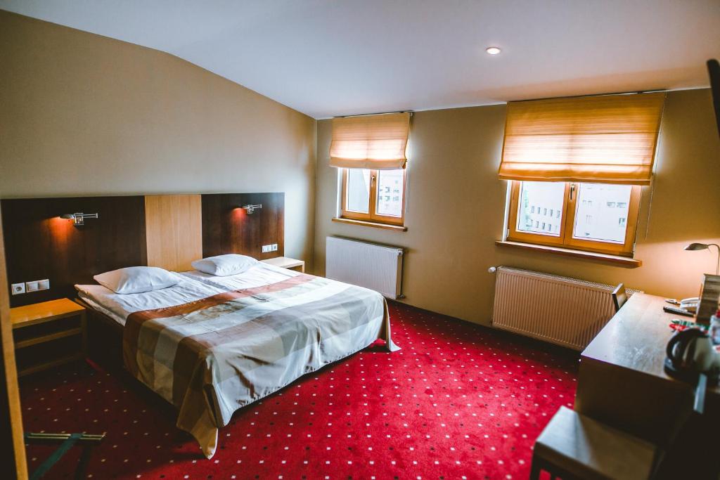 Двухместный (Улучшенный двухместный номер с 1 кроватью или 2 отдельными кроватями и кондиционером) отеля Hanza Hotel, Рига