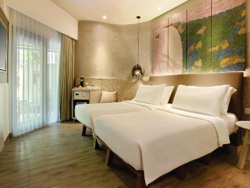 Двухместный (Улучшенный двухместный номер с 2 отдельными кроватями и бесплатными привилегиями) отеля Mercure Kuta Bali, Кута