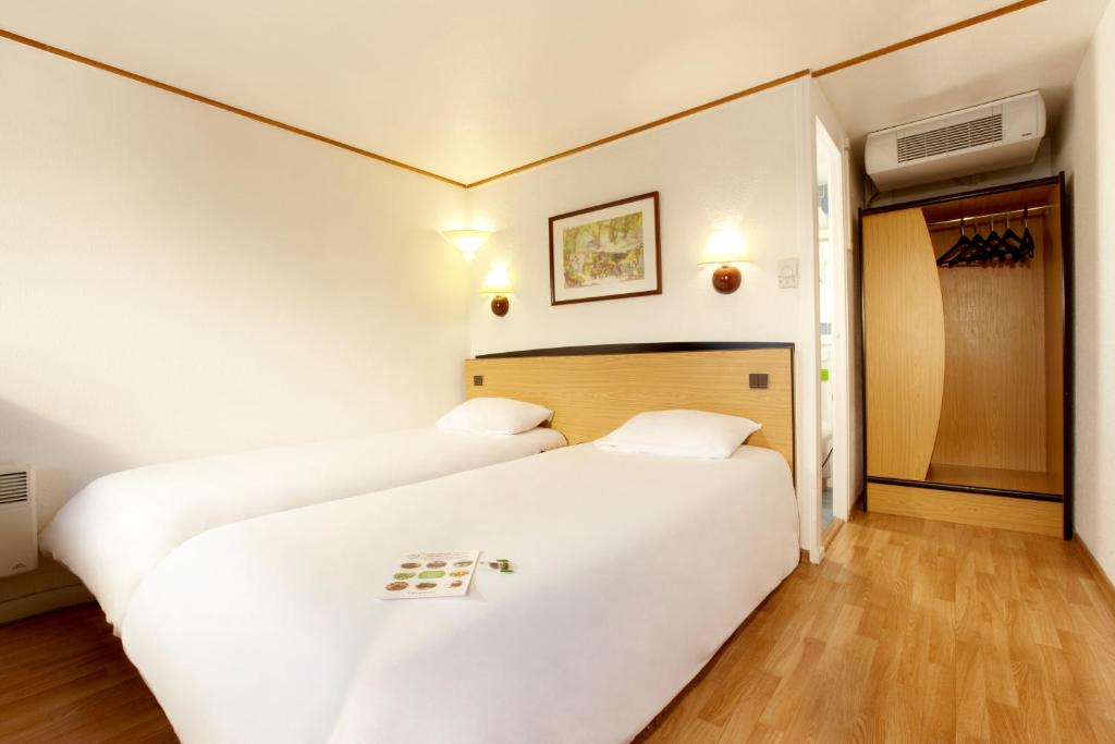 Трехместный (Double Room (2 Single  Beds + 1 junior bed)) отеля Campanile Saintes, Сент