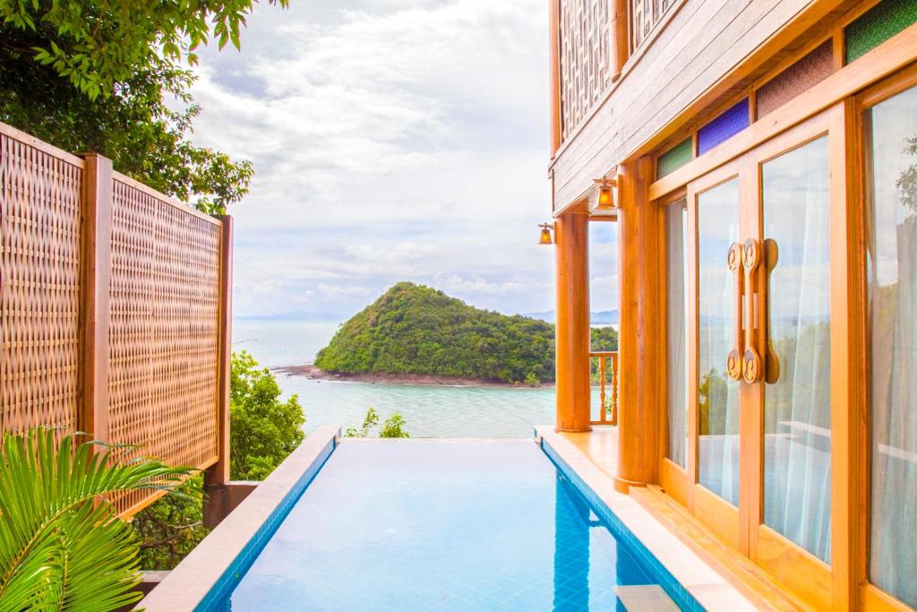 Сьюит (Люкс у бассейна с видом на океан) курортного отеля Santhiya Koh Yao Yai Resort & Spa, Кох Яо Яй