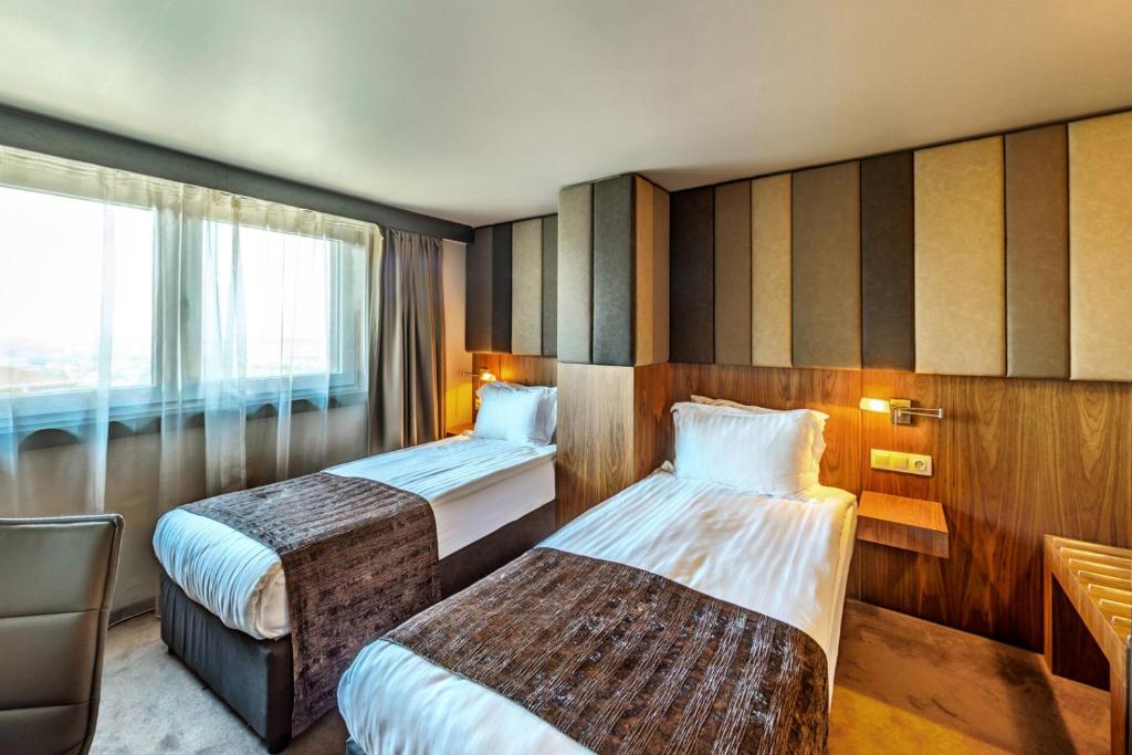 Двухместный (Улучшенный двухместный номер с 1 кроватью или 2 отдельными кроватями, вид на город) отеля All Seasons Residence Hotel, София