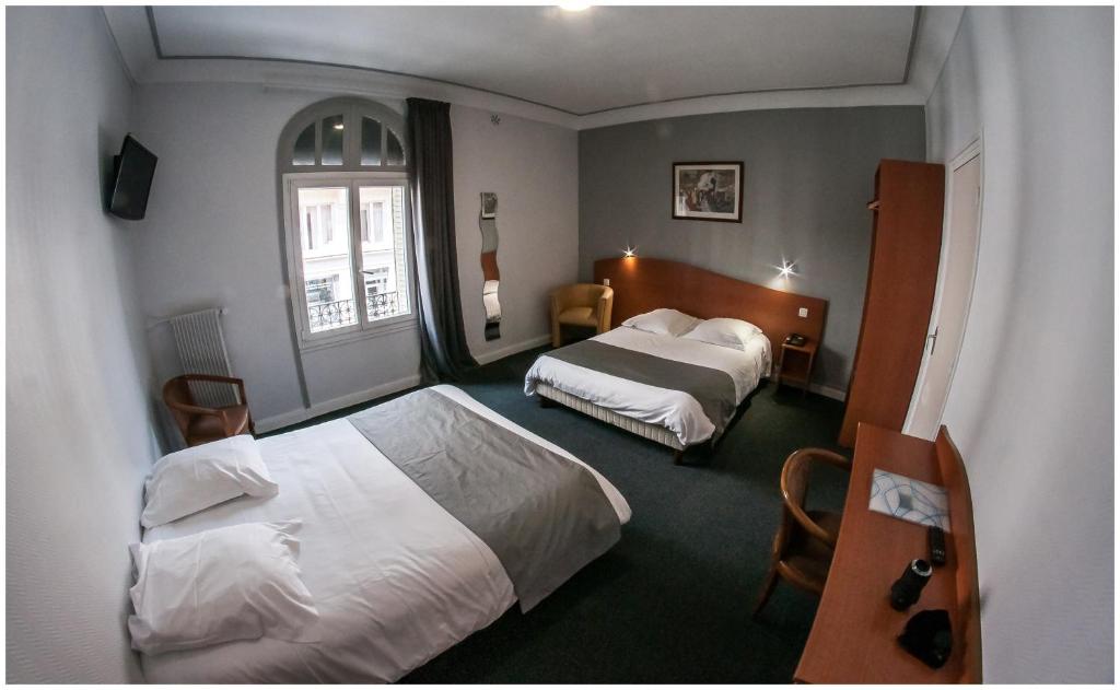 Четырехместный (Четырехместный номер с 2 двуспальными кроватями.) отеля Hôtel Gambetta - Café Des Artistes, Реймс