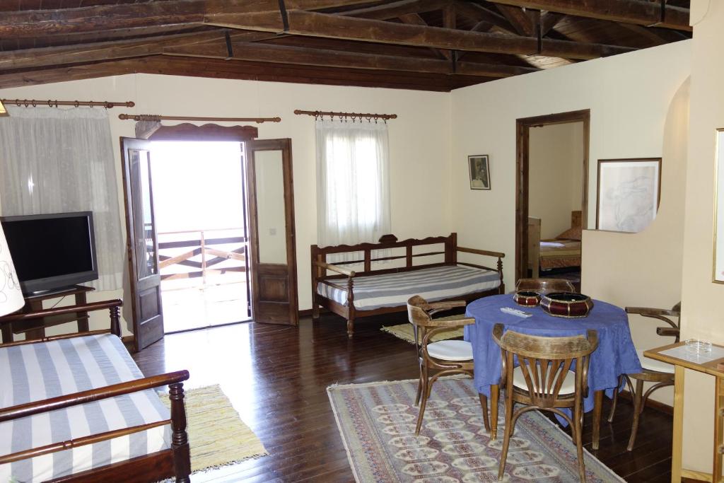 Апартаменты (Семейные апартаменты (для 2 взрослых и 2 детей)), Cretan Village Hotel