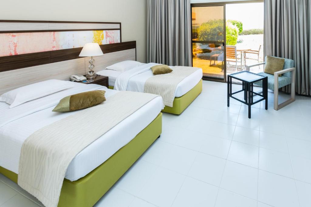 Двухместный (Шале «Премиум» с 2 отдельными кроватями) курортного отеля Bin Majid Beach Resort, Рас-эль-Хайма