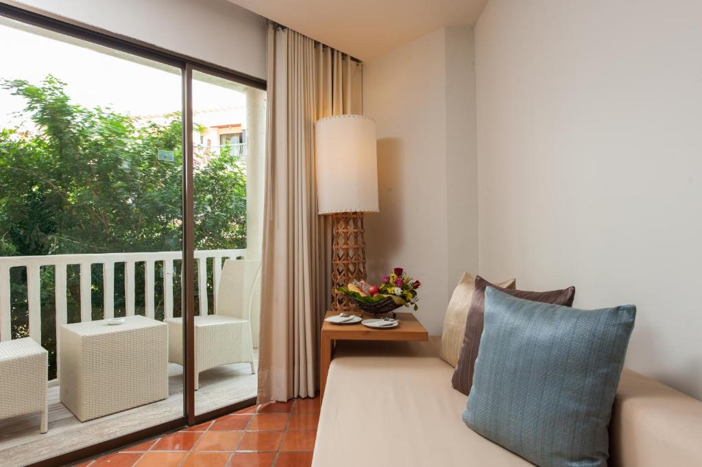 Двухместный (Двухместный номер «Премиум» с 1 кроватью или 2 отдельными кроватями и балконом) курортного отеля Ramada Phuket Southsea, Пхукет