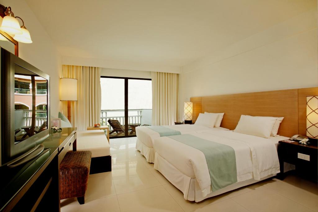 Двухместный (Улучшенный двухместный номер с 1 кроватью или 2 отдельными кроватями) курортного отеля Ramada Phuket Southsea, Пхукет