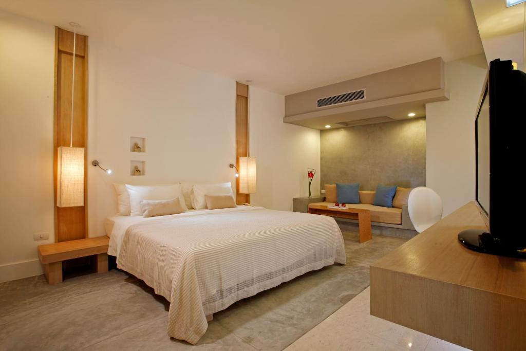 Двухместный (Двухместный номер Делюкс с 1 кроватью или 2 отдельными кроватями и видом на бассейн) курортного отеля Ramada Phuket Southsea, Пхукет
