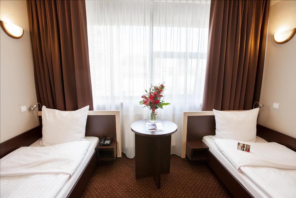 Двухместный (Улучшенный двухместный номер с 2 отдельными кроватями) отеля Hotel Diament Spodek, Катовице