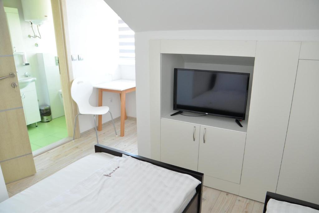 Двухместный (Двухместный номер с 1 кроватью или 2 отдельными кроватями и ванной комнатой) гостевого дома Konak Zivojinovic, Валево