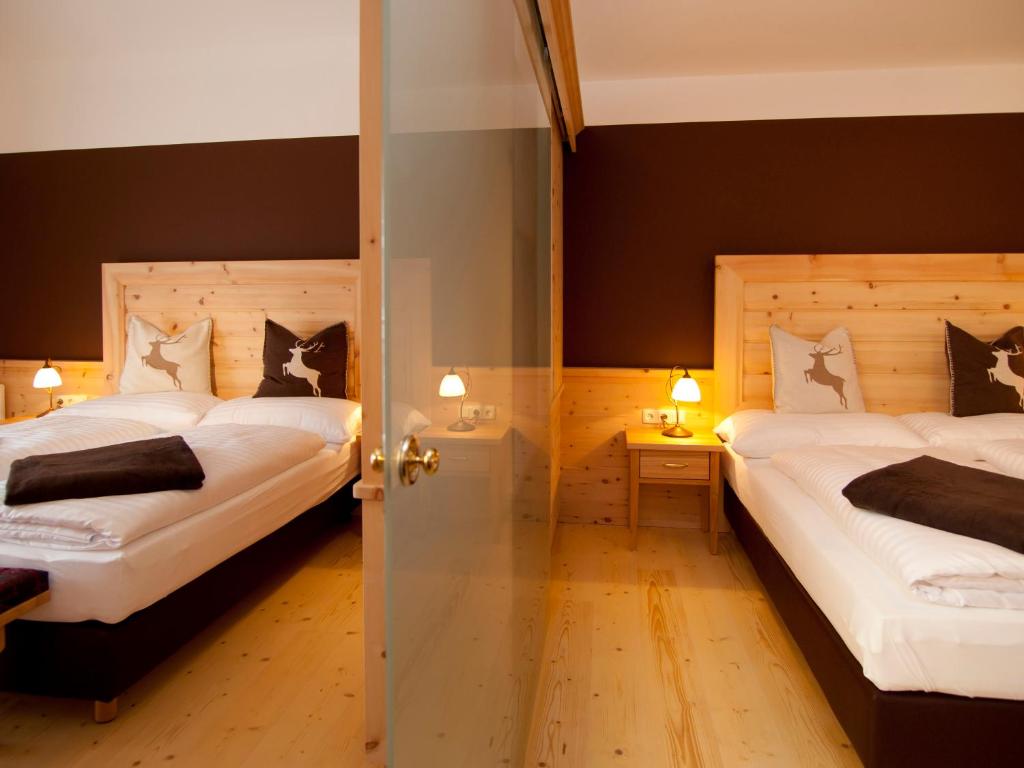 Четырехместный (Номер с 2 кроватями размера «king-size») отеля Hotel Krimmlerfälle, Вальд