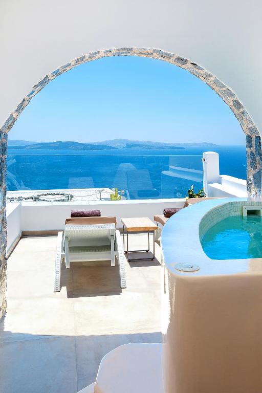 Сьюит (Люкс «Престиж» с открытой гидромассажной ванной и видом на кальдеру) отеля Santorini Secret Premium, Оя