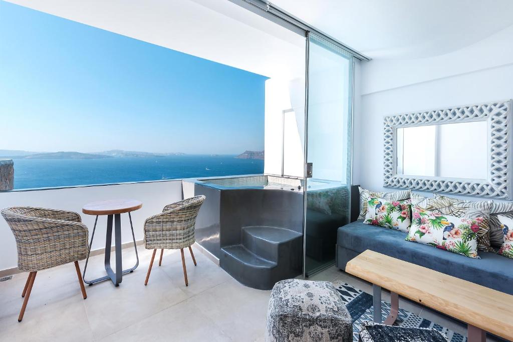 Сьюит (Люкс-мезонет с открытой гидромассажной ванной и видом на кальдеру) отеля Santorini Secret Premium, Оя