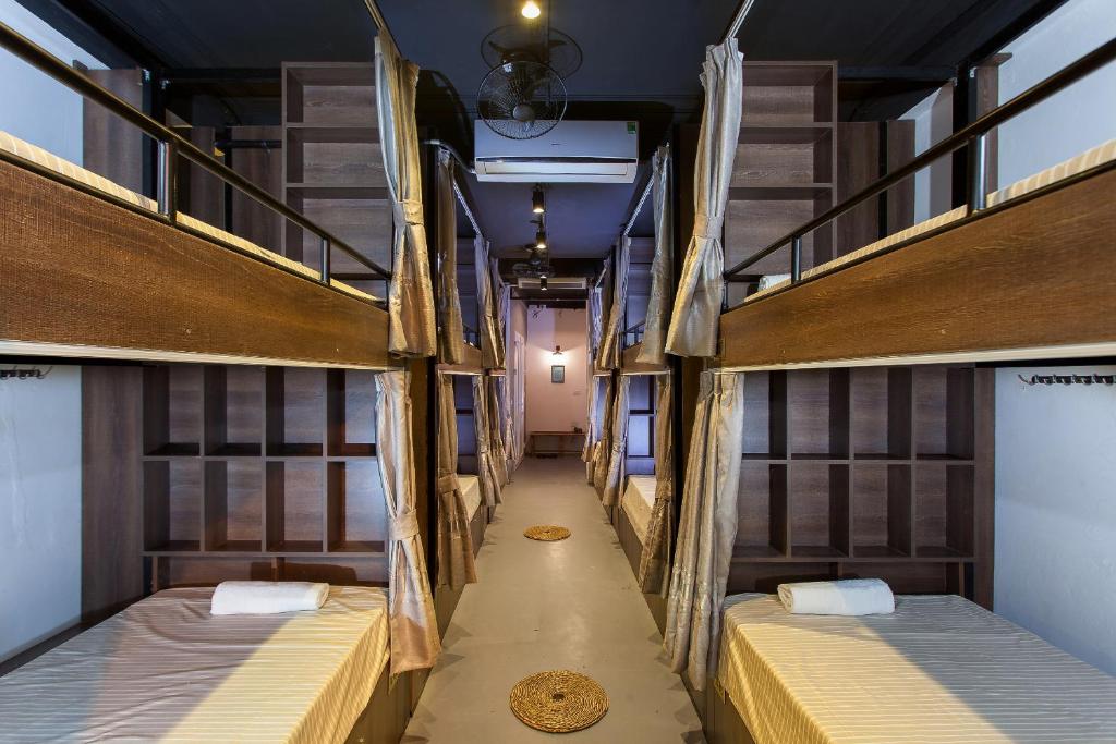 Номер (Кровать в общем номере для мужчин и женщин с 10 кроватями) отеля Luxury Backpakers Hotel, Ханой