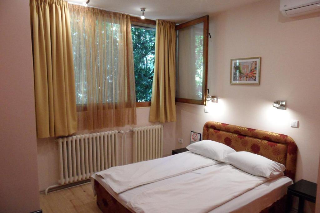 Студио (Номер-студия с кроватью размера «queen-size») хостела Hostel Oasis, Белград