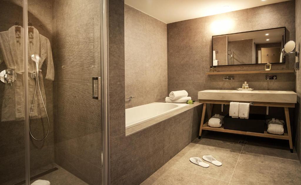 Двухместный (Улучшенный двухместный номер с 1 кроватью и частичным видом на море) отеля Hotel Excelsior, Дубровник