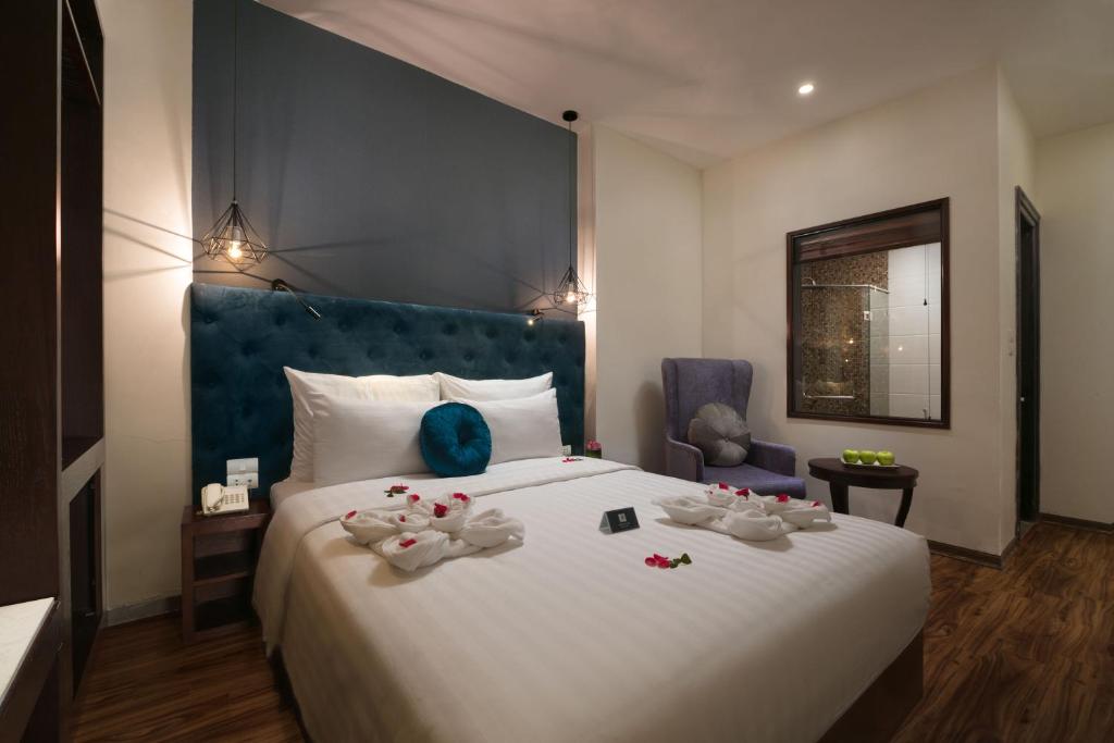 Двухместный (Улучшенный двухместный номер с 1 кроватью) отеля Serene Boutique Hotel & Spa, Ханой