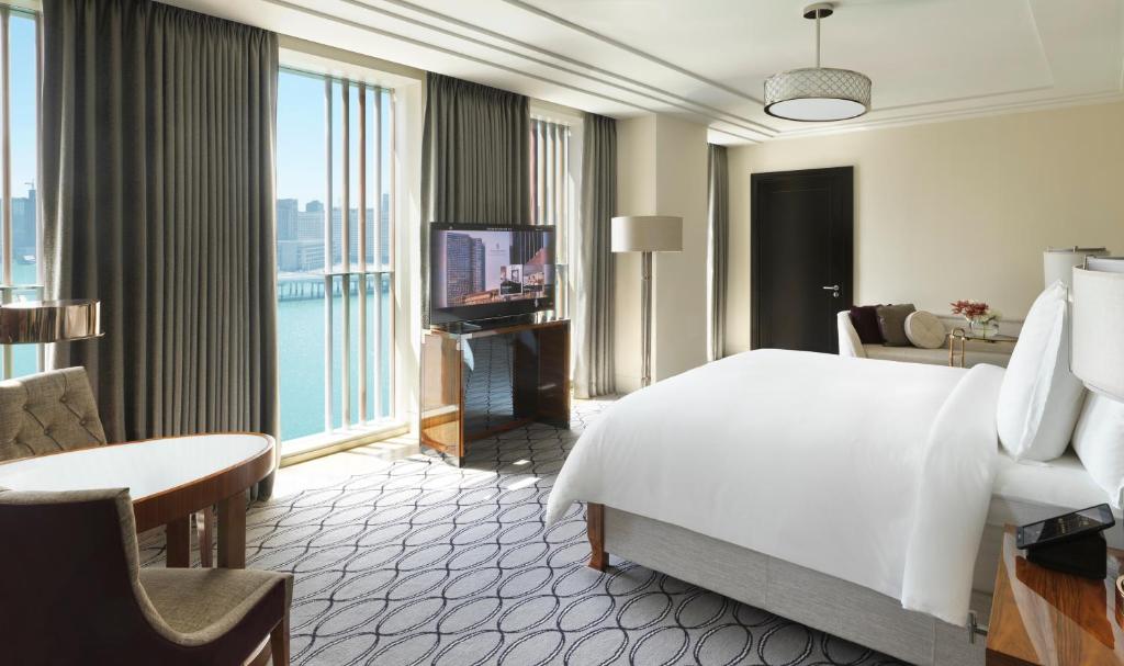 Двухместный (Номер «Премьер» с кроватью размера «king-size») отеля Four Seasons Hotel Abu Dhabi at Al Maryah Island, Абу-Даби