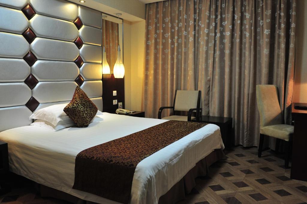 Двухместный (Номер Делюкс с кроватью размера «queen-size») отеля Elegance Bund Hotel, Шанхай