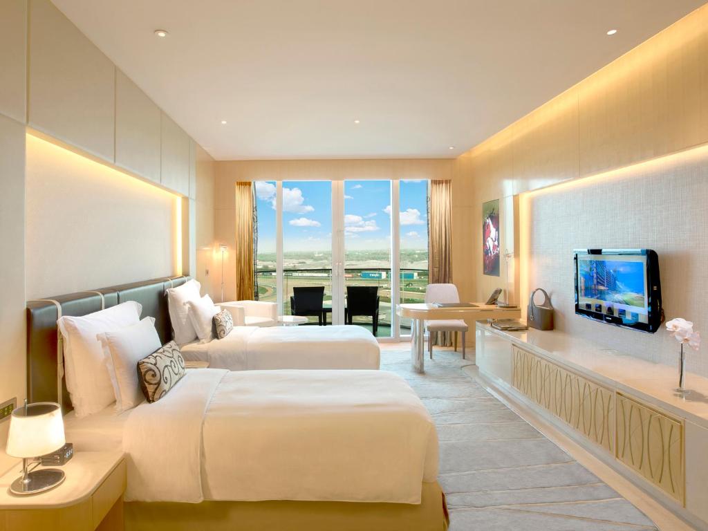 Двухместный (Улучшенный номер «Гранд» с 2 отдельными кроватями и балконом) отеля The Meydan Hotel, Дубай