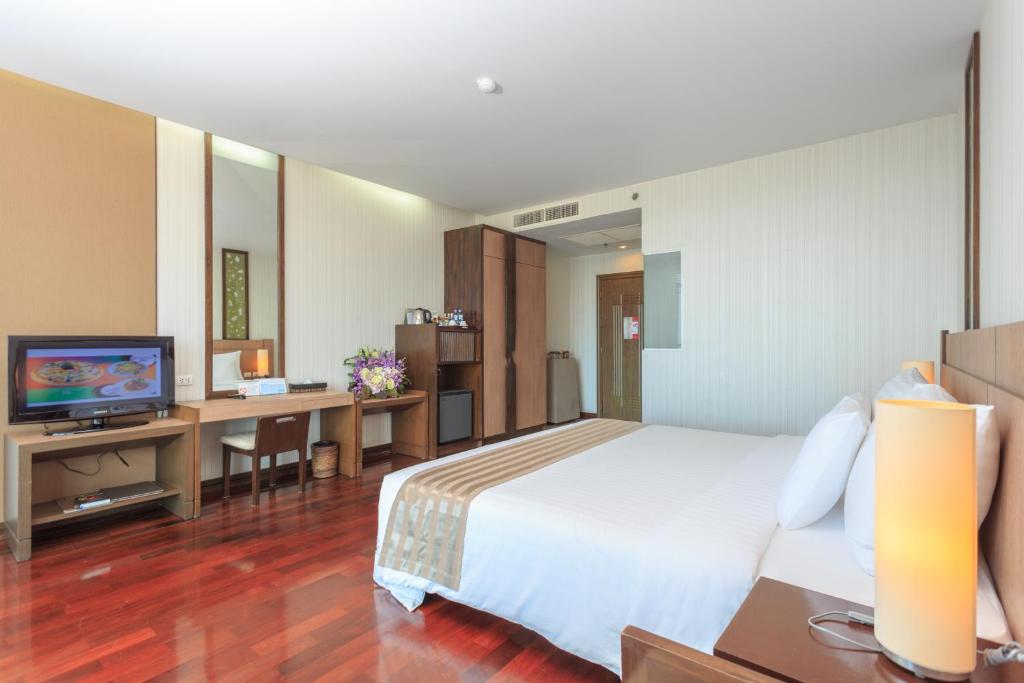Двухместный (Улучшенный двухместный номер с 1 кроватью или 2 отдельными кроватями и видом на море) отеля Pattaya Discovery Beach, Паттайя