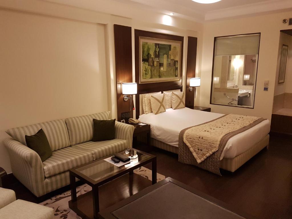 Двухместный (Представительский номер с кроватью размера «king-size» — Для некурящих) отеля Dia Park Premier, Гургаон