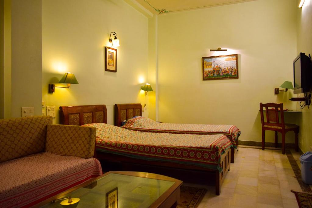 Двухместный (Двухместный номер Делюкс с 1 кроватью или 2 отдельными кроватями) отеля Hotel Arya Niwas, Джайпур