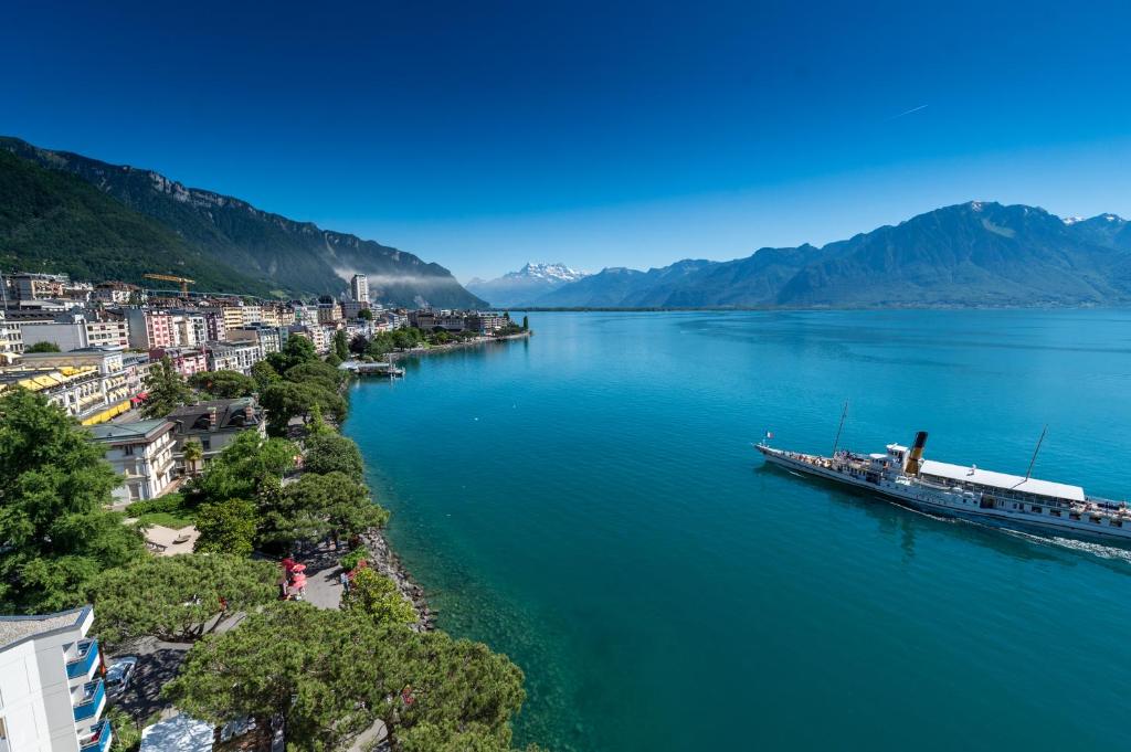 Сьюит (Полулюкс с балконом c видом на озеро (верхние этажи)) отеля Eurotel Montreux, Монтрё