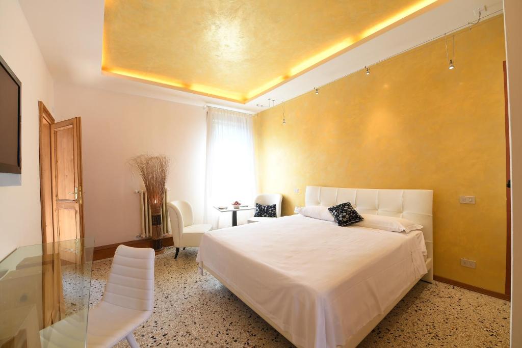 Двухместный (Классический номер с кроватью размера «queen-size») отеля Amor Mio, Венеция