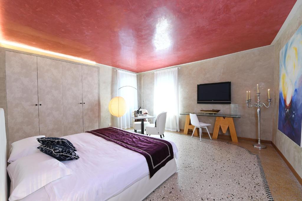 Двухместный (Улучшенный номер с кроватью размера «king-size») отеля Amor Mio, Венеция