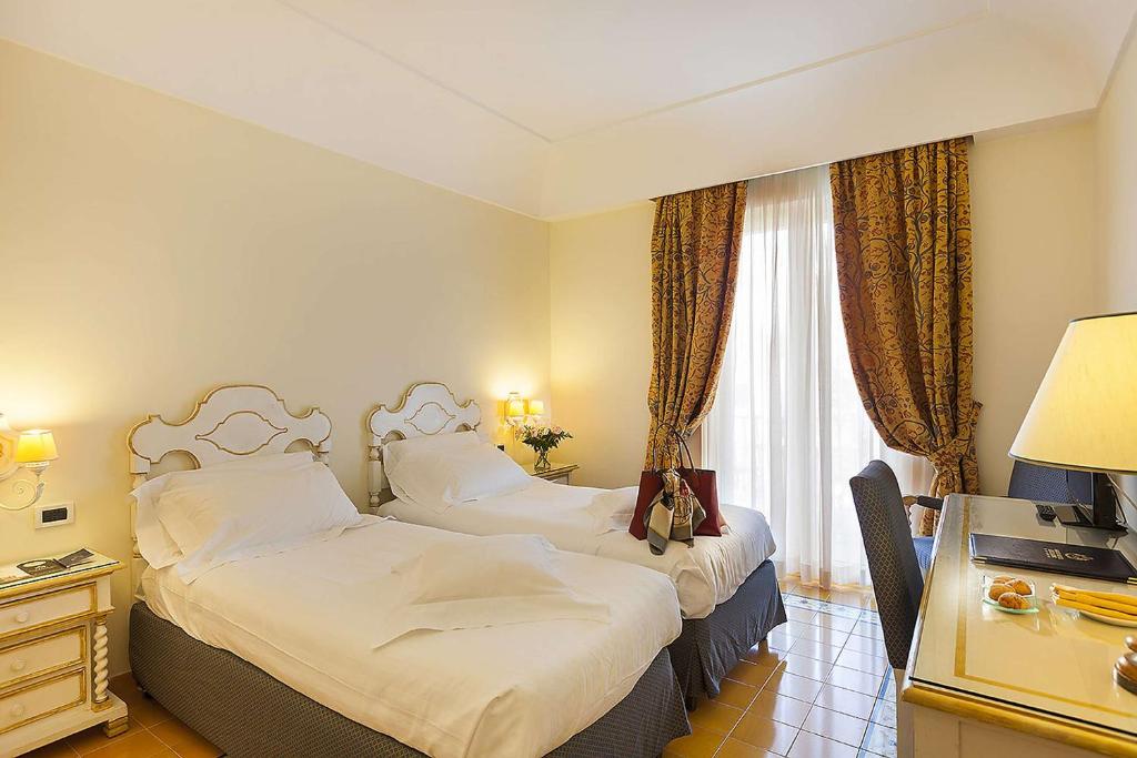 Двухместный (Стандартный двухместный номер с 1 кроватью или 2 отдельными кроватями и видом на сад) отеля Grand Hotel Excelsior, Искья